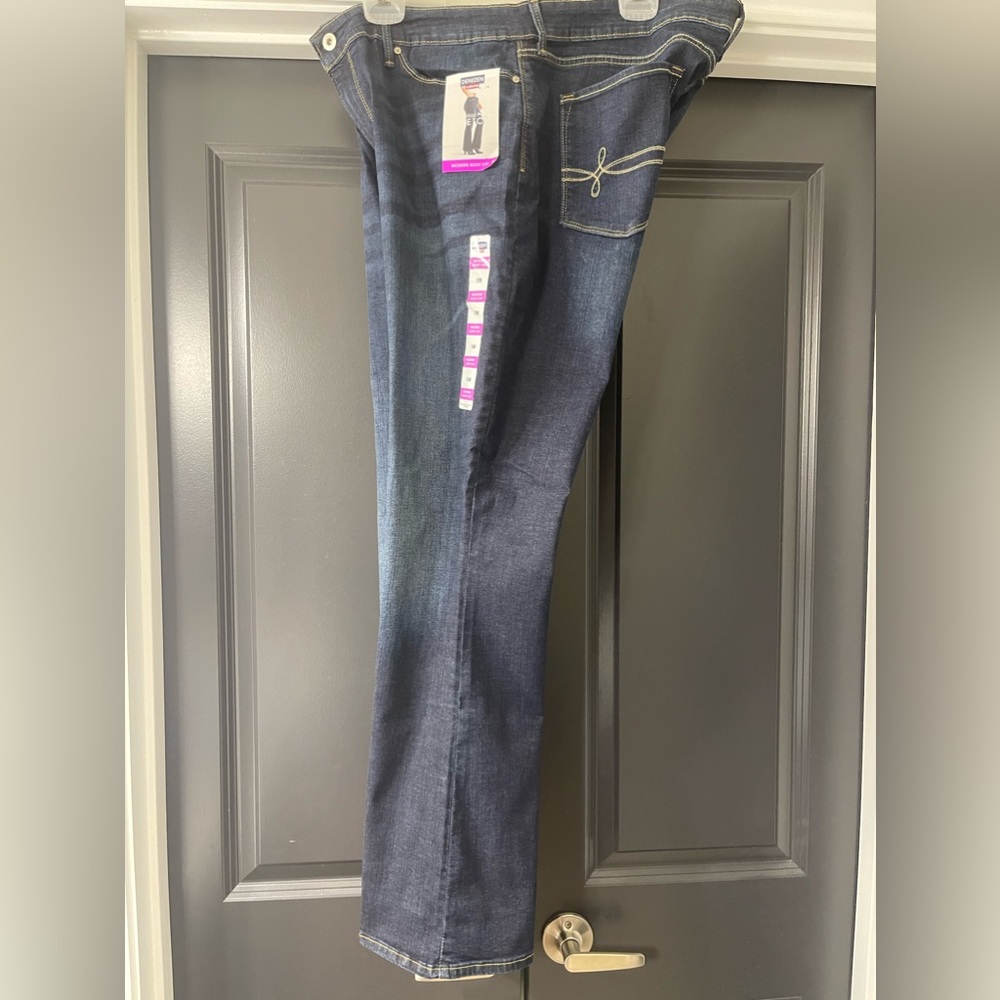 NEW W/ Tags LEVI Bootcut Jeans. Size 18R